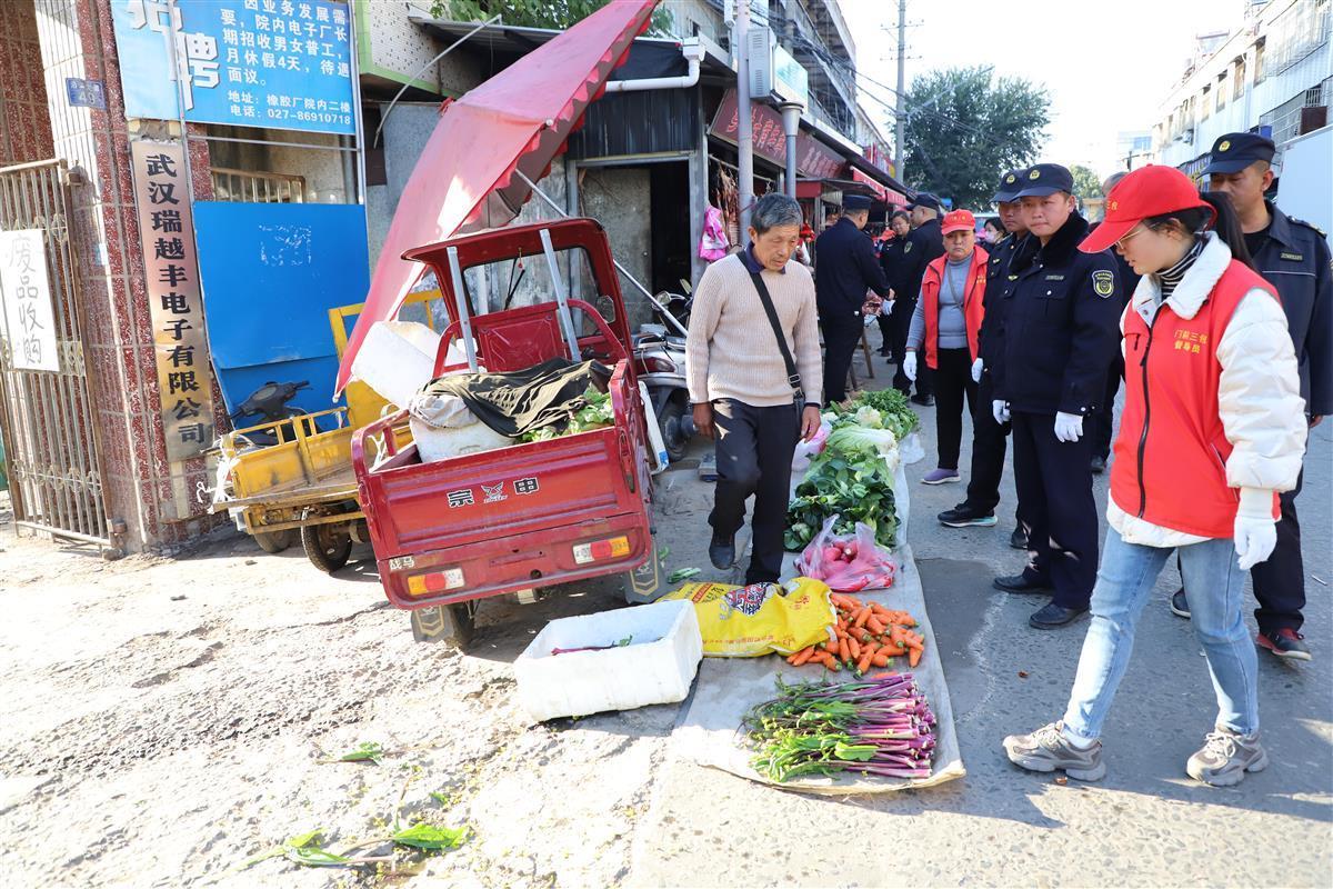 規范經營秩序 還路于民——新洲城區集中開展日雜用品清障專項行動
